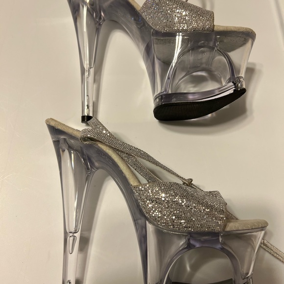 🌸 LOVERS LANE 🌸
SIGNATURE COLLECTION
SEXY- 7 INCH PUMP
SILVER GLITTER - Picture 7 of 10